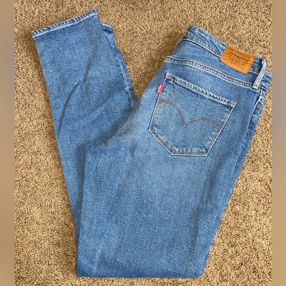 Women’s Levi skinny jeans